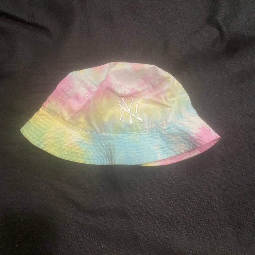 NEW YORK YANKEES TIE DYE BUCKET HAT